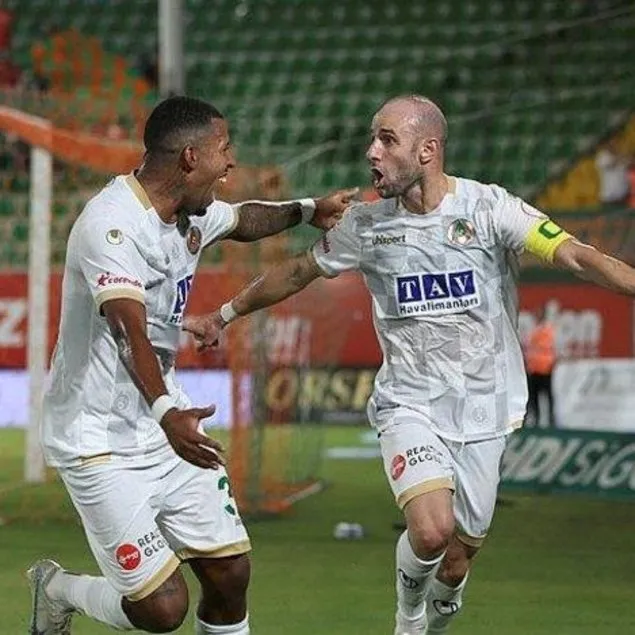 Alanyaspor Başakşehir’i 2 golle geçti!