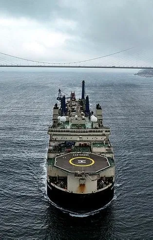 Karadeniz'den doğalgazı çıkaracak boruları döşedi geri dönüyor! Dev gemi Castorone İstanbul Boğazı'ndan geçti