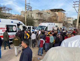 Eyvah eyvah! Kontrolden çıkan otomobil öğrencilerin arasına daldı