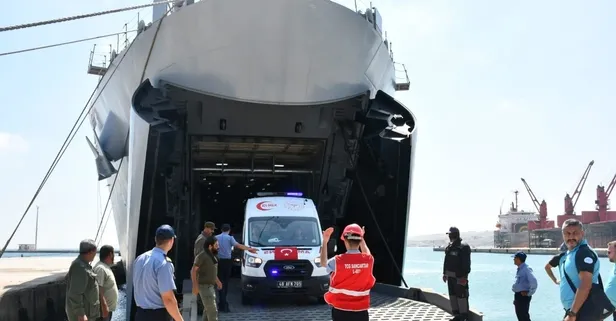 TCG Sancaktar ve TCG Bayraktar'ın Libya'ya ulaştırdığı yardım malzemeleri yetkililere teslim edildi