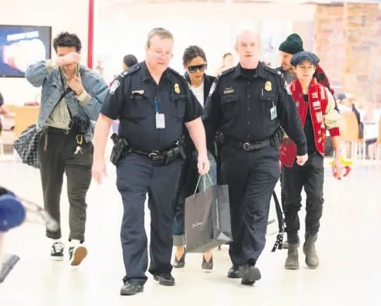 Polisi çantacı yaptı