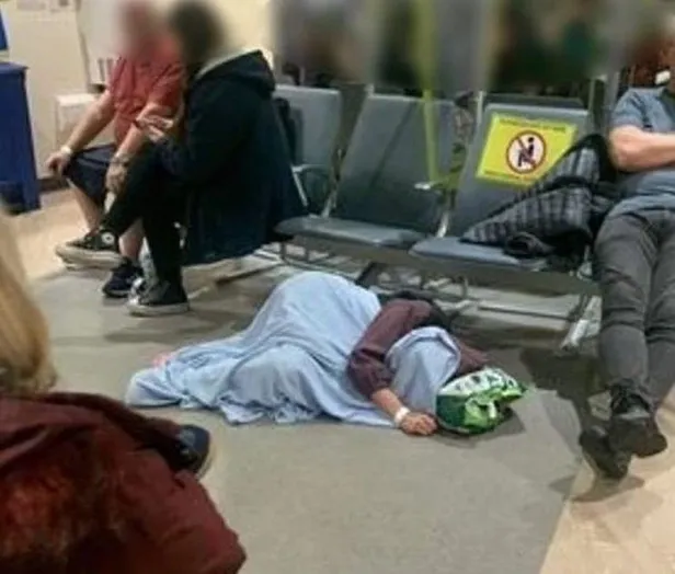 İngiltere'de sağlık sistemi çöktü! Hastalar yatak yerine yerde yatıyor-4