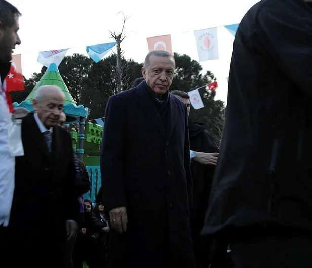 baskan-erdogan-ilk-iftari-deprem-bolgesinde-yapti-6liya-tepki-kandilin-kapisinda-nobet-tutanlar-sizi-karamsarl-1679598263006.jpeg
