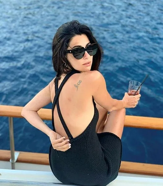 kisa-sure-once-gokhan-alkanla-ayrilan-nesrin-cavadzadenin-gonlu-set-arkadasi-uraz-kaygilarogluna-kaptirdi-1658783248870.jpeg Kısa süre önce Gökhan Alkan'la ayrılan Nesrin Cavadzade'nin gönlünü set arkadaşı Uraz Kaygılaroğlu'na kaptırdı-4