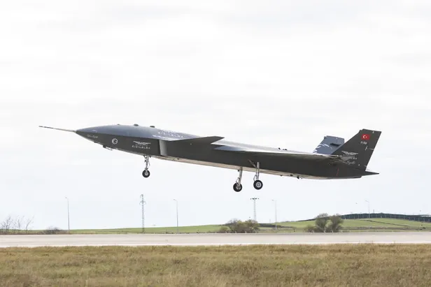 turkiyenin-ilk-insansiz-savas-ucagi-bayraktar-kizilelmayi-abd-yakindan-izliyor-1671136439782.jpg Türkiye'nin ilk insansız savaş uçağı Bayraktar Kızılelma'yı, ABD yakından izliyor-5