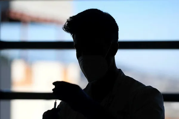 ABD’de temizlik çalışanı dondurucunun fişini çekti binlerce Moderna aşısı çöp oldu!