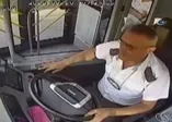 Şoför "Benden bu kadar" deyip otobüsü sağa çekti
