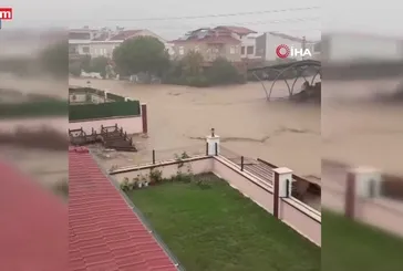 İzmir'de sağanak yağış yolları göle çevirdi