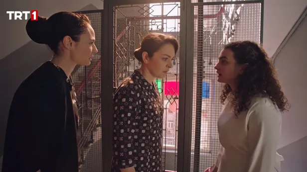 diline-pelesenk-oluyor-masumlar-apartmani-35-bolum-fragmani-caresizligini-avazi-ciktigi-kadar-haykiracak-1621454246073.jpg Diline pelesenk oluyor! Masumlar Apartmanı 35. bölüm fragmanı: Çaresizliğini avazı çıktığı kadar haykıracak-4