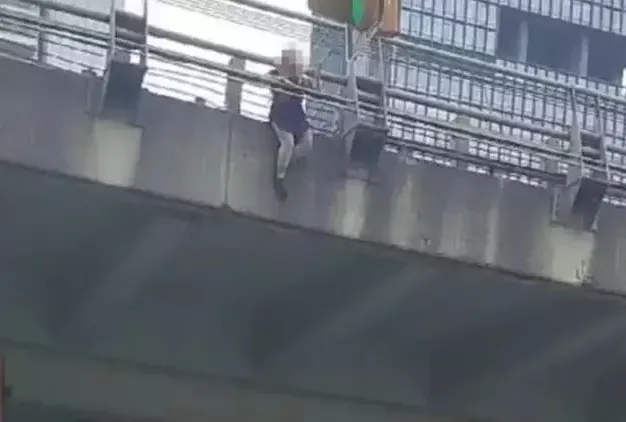 Bir kadın Mecidiyeköy viyadüğünden atladı