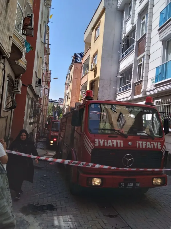 1651145934484.jpeg Bayrampaşa'da 5 katlı binada yangın paniği! Tadilat sırasında bir anda alev aldı-2