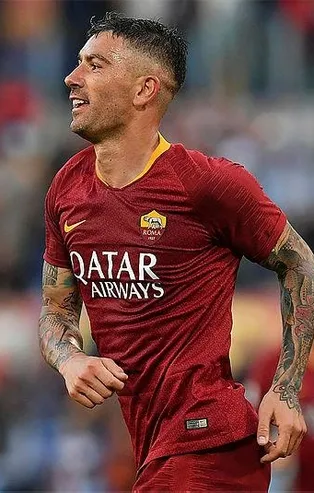 Kolarov Roma’yı ikna ediyor