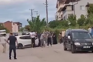 Kocaeli Gölcük’te iki aile arasında sokak ortasında feci kavga! Silah, taş ve sopalar havada uçuştu