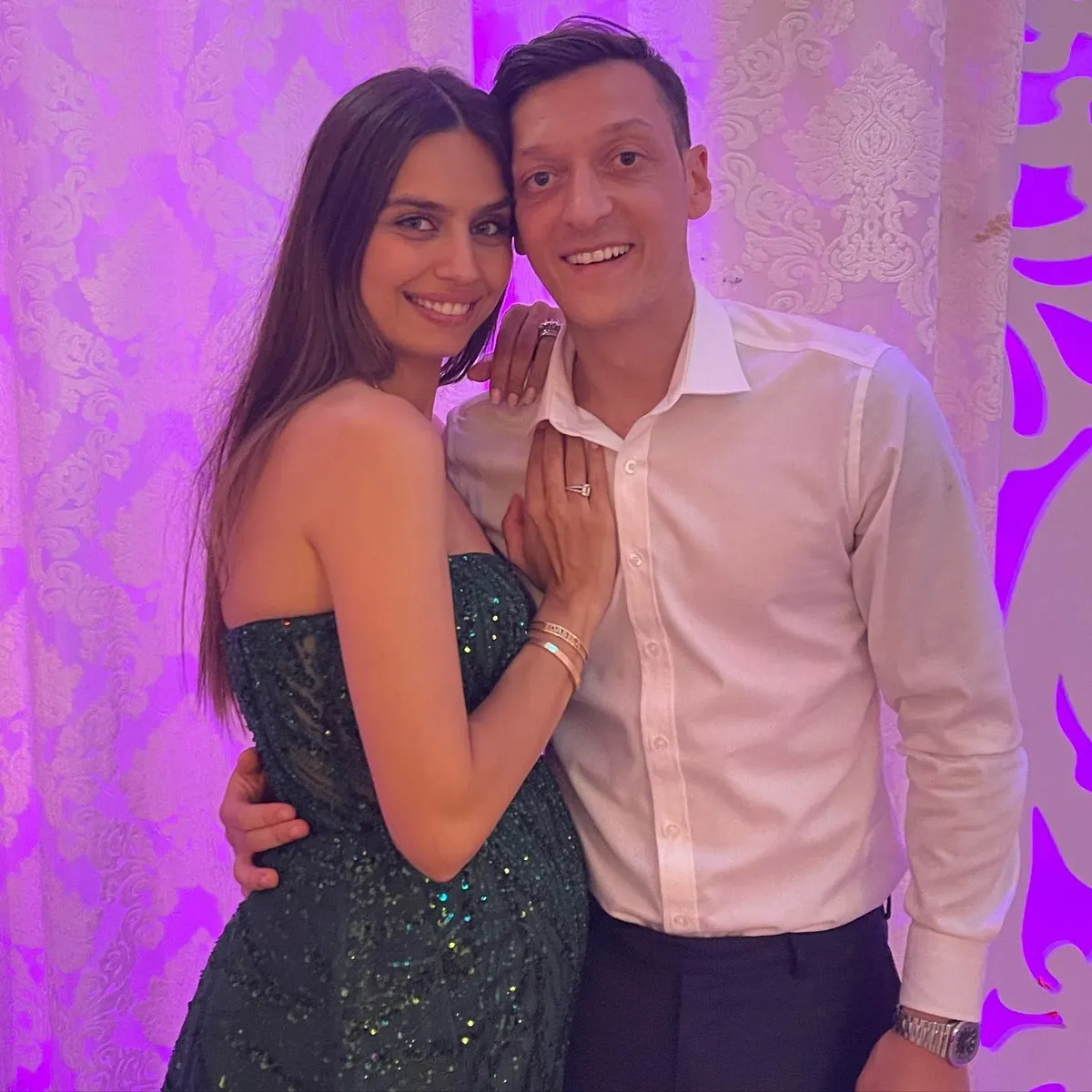 mesut-ozil-ile-amine-gulseden-kizlariyla-cekirdek-aile-paylasimi-1780754499504.jpg "Minik güzel ailem, Elhamdülillah" diyerek paylaştılar! Amine Gülşe ve Mesut Özil'den hayranlarını mest eden sıcacık kare-7