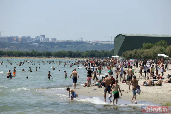 İstanbullular Kurban Bayramı'nda halk plajına akın etti - 8