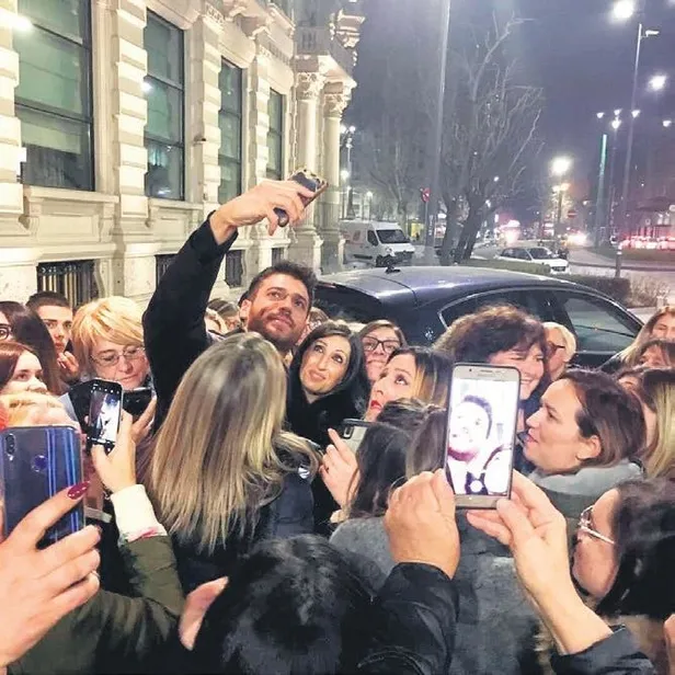 can-yaman-askerden-dondu-kaldigi-yerden-devam-etti-italyan-basini-onu-konustu-1582495449341.jpeg Can Yaman askerden döndü kaldığı yerden devam etti! İtalyan basını onu konuştu...-1
