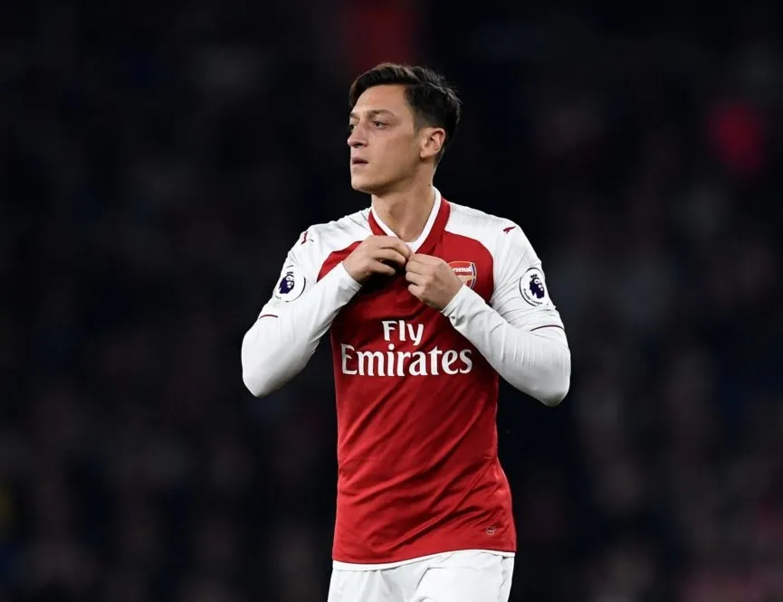 Mesut Özil’e çirkin saldırı!
