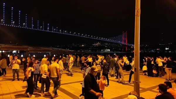 İstanbul'da şoke eden görüntüler! Boğaz manzarası uğruna koronavirüs tedbirleri hiçe sayıldı-3
