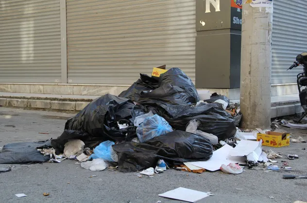 CHP'li Bornova Belediyesi'ndeki çöp yığınları vatandaşı isyan ettirdi