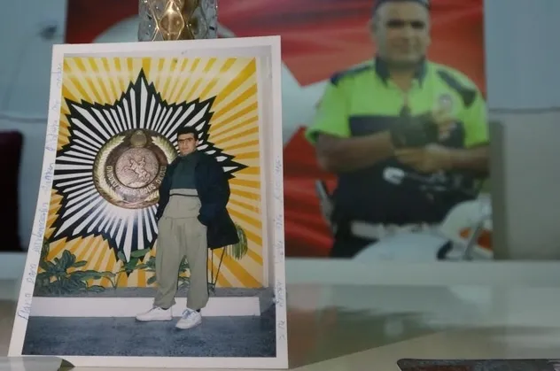 Kahraman şehidimiz Fethi Sekin’in 1995 yılında meslekte çektirdiği ilk fotoğrafı ortaya çıktı! Duygulandıran not
