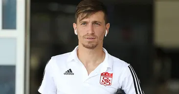 Mert Hakan Yandaş Galatasaraya mı Fenerbahçeye mi? Yılın transferi formayı giydi, pozu verdi