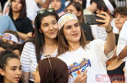 On binlerce genç Adana’daki gençlik şöleninde! İşte Z kuşağı