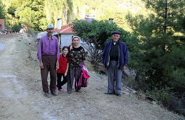 Kızı okula gitsin diye veresiye yol yaptıran babanın borçlarını valilik kapattı-2