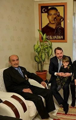 Bakan Albayrak'tan şehit ailesine ziyaret