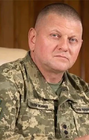 Ukrayna Genelkurmay Başkanı Valeri Zaluzhniy'in sosyal medyada paylaştığı fotoğraftaki detay gündem oldu