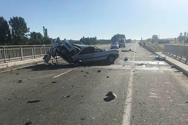 Kütahya'da düğün dönüşü korkunç kaza! Otomobil kağıt gibi parçalandı