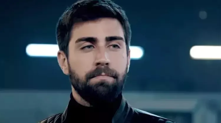 teskilatin-serdariydi-caglar-ertugrul-holywood-yildiziyla-ikiz-cikti-resmen-kopyasiymis-1714723329369.jpeg Çağlar Ertuğrul Holywood yıldızının ikizi çıktı! Teşkilat'ın Serdar'ına bakın! Resmen kopyasıymış-8