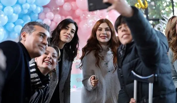 Sadakatsiz fokur fokur kaynıyor Kanal D baş edemedi bavulunu eline verdi! Sadakatsiz artık nefes alamıyor şimdi de başrol...-5