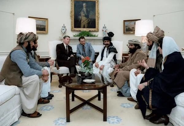 afganistandaki-sifreleri-cozen-tarihi-fotograf-ronald-reagan-afgan-savascilari-agirladi-1629367501646.jpg Afganistan'daki şifreleri çözen tarihi fotoğraf! Ronald Reagan, Afgan savaşçıları ağırladı-4
