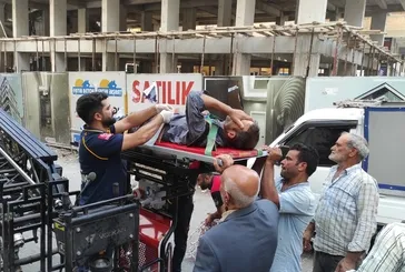 İnşaatta yaralanan işçi itfaiyeye ait vinçle kurtarıldı