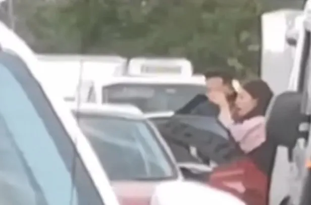 beykozda-suruculerin-yumruklu-kavgasi-kamerada-camdan-cikip-saldirdi-1665642762683.jpg Beykoz'da sürücülerin yumruklu kavgası kamerada! Camdan çıkıp saldırdı-4