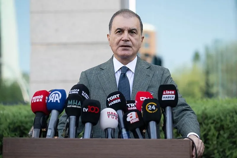 AK Parti Genel Başkan Yardımcısı ve Parti Sözcüsü Ömer Çelik, parti genel merkezinde, basın mensuplarına açıklama yaptı. (AA)