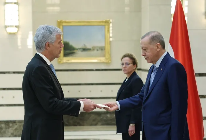 son-dakika-baskan-erdoganin-diplomasi-trafigi-suruyor-once-libya-ardindan-iran-1698848850069.jpeg Başkan Erdoğan'ın diplomasi trafiği sürüyor! Tek tek Külliye'de kabul etti: Elçiler güven mektubu sundu-4