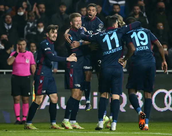 trabzonspor-firtina-gibi-esiyor-super-lig-rekorunu-kirdilar-1640507262890.jpg Trabzonspor fırtına gibi esiyor! Süper Lig rekorunu kırdılar-4