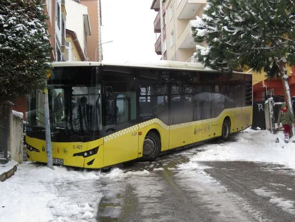 istanbulda-kar-firtinasi-araclar-yollarda-kaldi-iett-otobusu-gidebilsin-diye-yolcular-zipladi-1647156813001.jpg İstanbul'da kar fırtınası! Araçlar yollarda kaldı: İETT otobüsü gidebilsin diye yolcular zıpladı-7