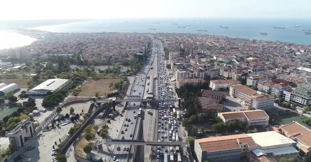 CHP’li İBB’nin metrobüs yolunda yaptığı Beyaz Yol çalışması trafiği kilitledi! 45 gün daha böyle devam edecek