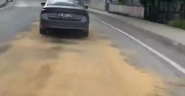 Arnavutköy’de yola yağ döküldü! Sürücülerin zor anları