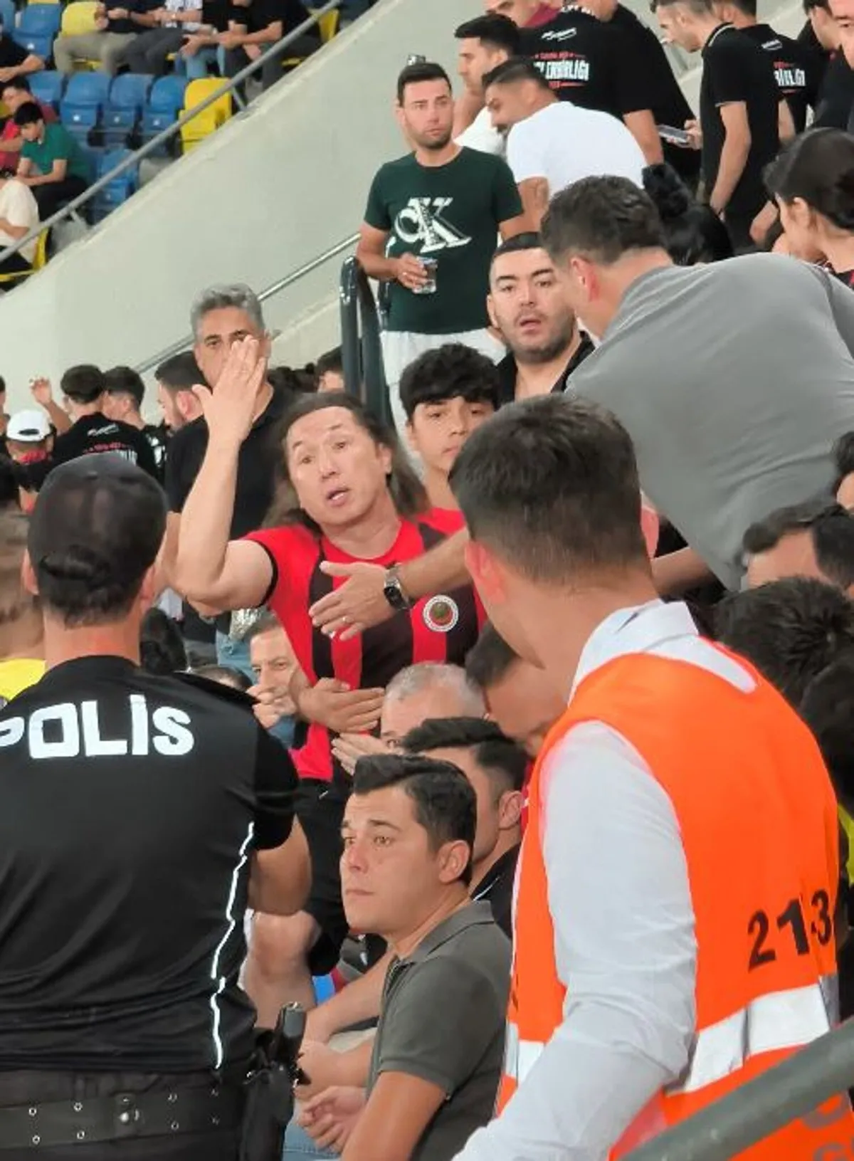 Gençlerbirliği-Fenerbahçe maçında küçük çocuğun formasının çıkarılmasıyla ilgili soruşturmada bir kişi gözaltına alındı-4