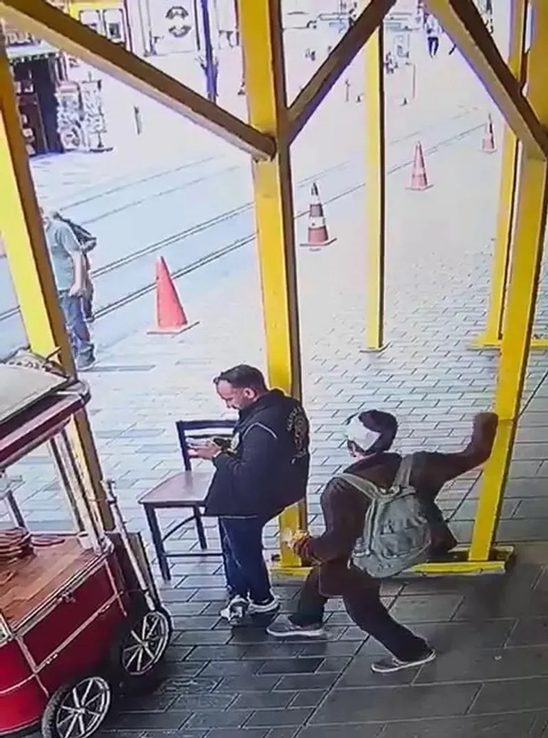 Beyoğlu'nda polise bıçaklı saldırı (takvim.com.tr | Arşiv)