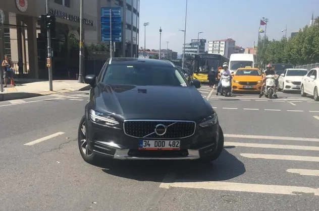 Galatasaray'ın futbolcusu Mostafa Mohamed'e kaza şoku! Yaşlı adam metrelerce uzağa uçtu