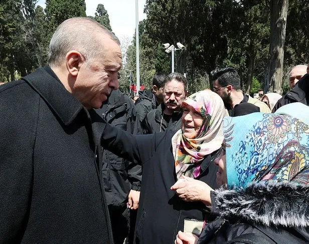 Başkan Erdoğan bayram arifesinde anne ve babasının kabirlerini ziyaret etti-3