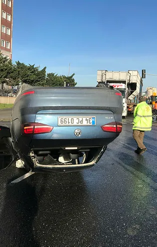 Büyükçekmece’de boş yolda otomobil takla attı: 1 yaralı