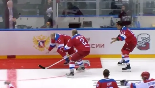 Putin hokey maçında yere düştü (Video)