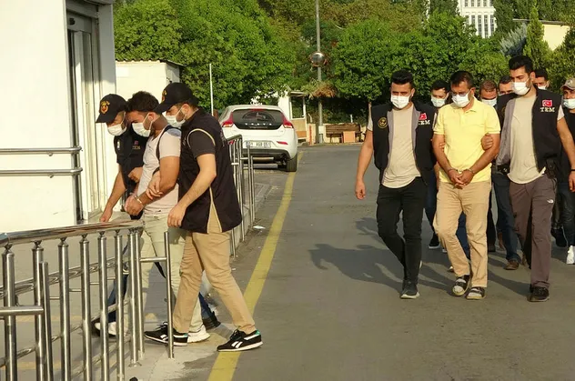 Adana'da şafak vakti FETÖ operasyonu! 8 gözaltı