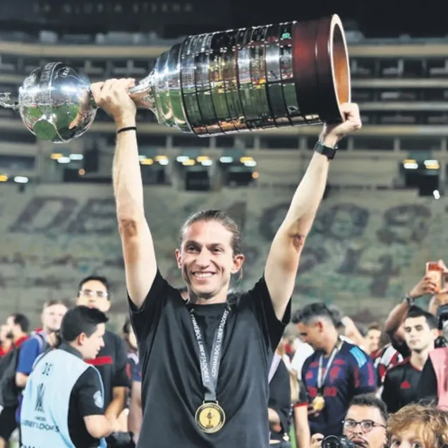 Kupaları topladı sözleşmeyi kaptı