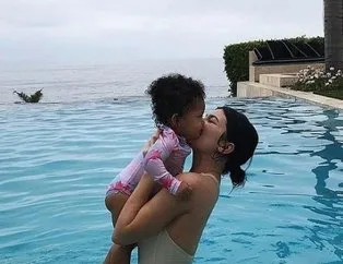 Kylie Jenner ile kızı Stormi’nin havuz keyfi!